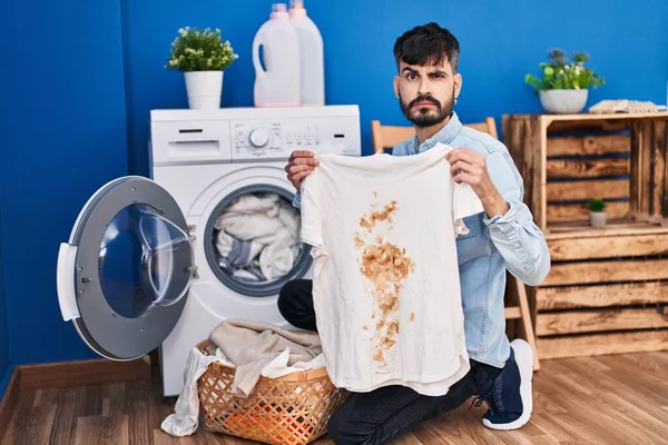 Fiatal Spanyol Férfi Szakállal Tiszta Fehér Pólóval Pólóval Koszos Szkeptikus — Stock Fotó