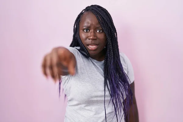 Pembe Arka Planda Duran Afrikalı Genç Bir Kadın Kameraya Kızgın — Stok fotoğraf