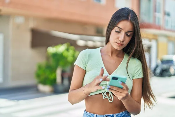Jovem Bela Mulher Hispânica Usando Smartphone Com Expressão Relaxada Rua — Fotografia de Stock