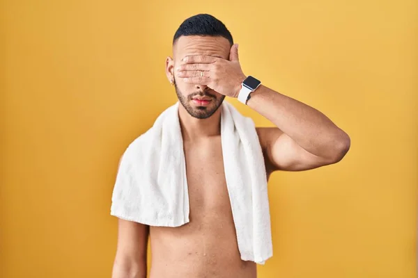 Young Hispanic Man Standing Shirtless Towel Covering Eyes Hand Looking — Stock Photo, Image