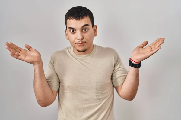 Mladý Arabský Muž Neformálním Tričku Bezradný Zmatený Výraz Rukama Pažemi — Stock fotografie
