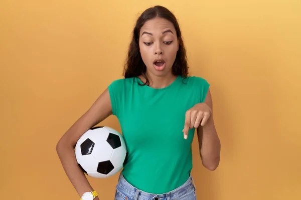 Junge Hispanische Frau Mit Ball Der Nach Unten Zeigt Mit — Stockfoto