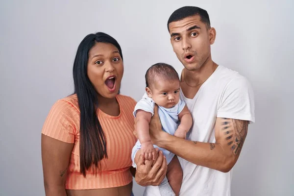 충격에 채외진 위에서 아기와 부부는 채놀란 회의적 빈정대는 표정을 — 스톡 사진