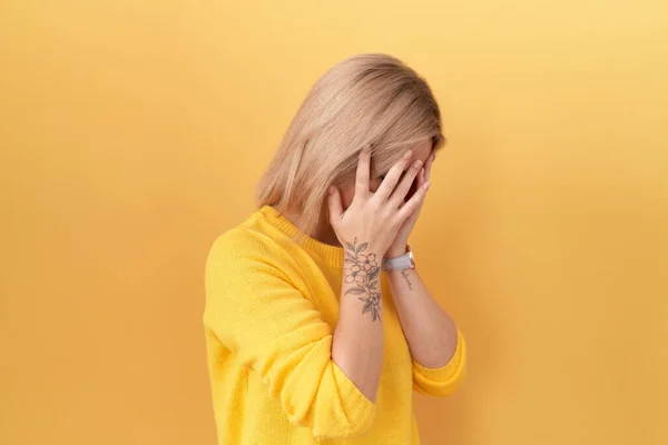 Mulher Caucasiana Jovem Vestindo Suéter Amarelo Com Expressão Triste Cobrindo — Fotografia de Stock