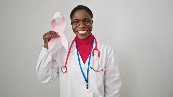 Африканська Американська Жінка Лікар Який Тримає Інформацію Про Рак Молочної — стокове фото