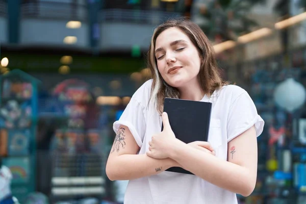 Joven Mujer Sonriendo Confiado Abrazando Libro Calle — Foto de Stock