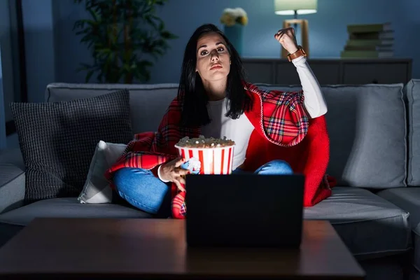 Mulher Hispânica Comendo Pipocas Assistindo Filme Sofá Pessoa Forte Mostrando — Fotografia de Stock