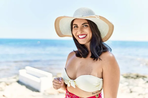 Wisatawan Muda Hispanik Tersenyum Percaya Diri Mengenakan Bikini Dan Topi — Stok Foto