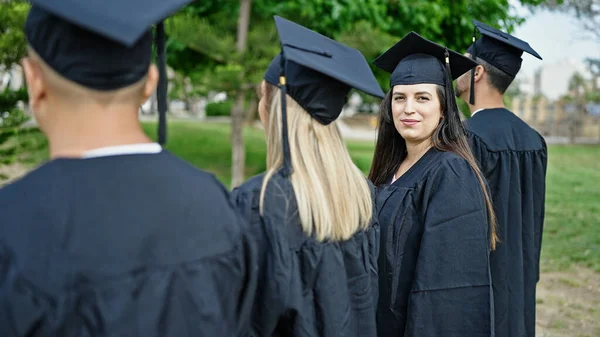 Groep Mensen Studenten Afgestudeerd Glimlachend Vol Vertrouwen Samen Staan Universiteitscampus — Stockfoto