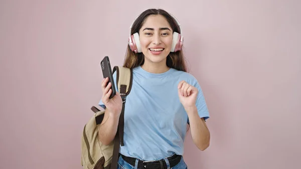 Joven Hermosa Estudiante Hispana Escuchando Música Bailando Sobre Fondo Rosa —  Fotos de Stock