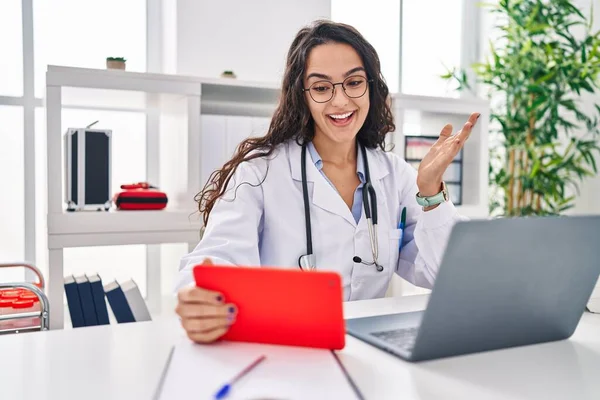 Tânăra Femeie Doctor Care Lucrează Programare Online Sărbătorind Realizările Zâmbet — Fotografie, imagine de stoc