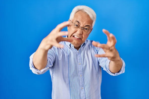 Homem Sênior Hispânico Usando Óculos Gritando Frustrado Com Raiva Mãos — Fotografia de Stock