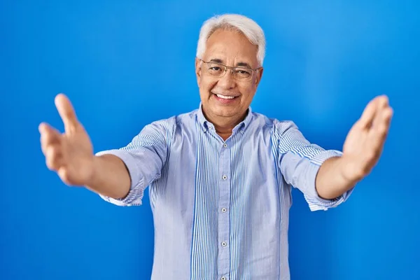 Hispanic Senior Man Wearing Glasses Looking Camera Smiling Open Arms — Stock Photo, Image