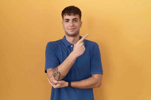 Νεαρός Ισπανόφωνος Στέκεται Πάνω Από Κίτρινο Φόντο Δείχνοντας Χέρι Δάχτυλο — Φωτογραφία Αρχείου