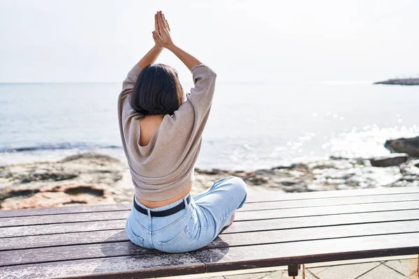 Yoga Yapan Genç Bir Kadın Deniz Kenarında Bankta Oturuyor — Stok fotoğraf