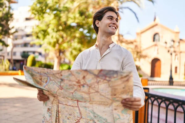 Jovem Caucasiano Sorrindo Confiante Segurando Mapa Cidade Parque — Fotografia de Stock