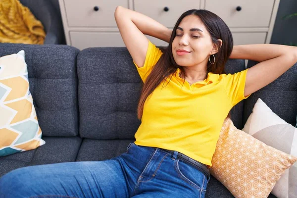 Jovem Bela Mulher Árabe Relaxado Com Mãos Cabeça Sentado Sofá — Fotografia de Stock
