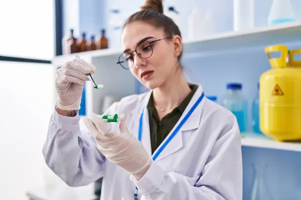 Νεαρή Γυναίκα Επιστήμονας Κρατώντας Χάπια Στο Εργαστήριο — Φωτογραφία Αρχείου