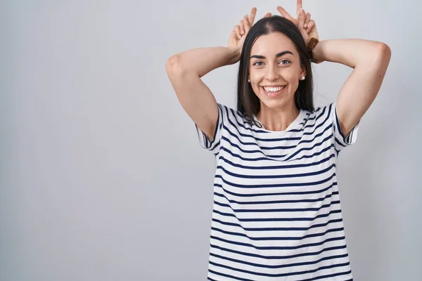 Junge Brünette Frau Gestreiftem Shirt Posiert Lustig Und Verrückt Mit — Stockfoto