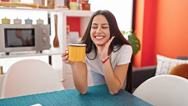 Junge Schöne Hispanische Frau Riecht Tasse Kaffee Esszimmer Stehen — Stockfoto