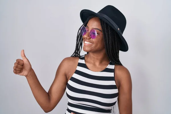 Молодой Африканский Американец Косичками Шляпе Солнцезащитных Очках Выглядит Гордым Улыбаясь — стоковое фото