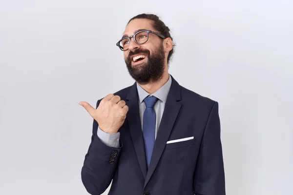 Hispanischer Mann Mit Bart Anzug Und Krawatte Lächelnd Mit Glücklichem — Stockfoto