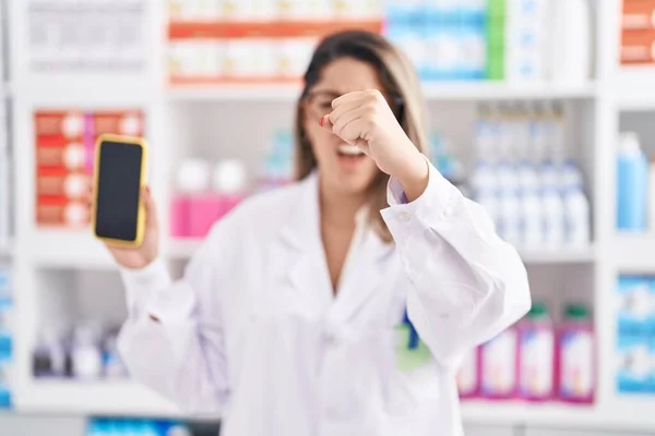 Mulher Loira Trabalhando Farmácia Farmácia Farmácia Mostrando Tela Smartphone Irritado — Fotografia de Stock