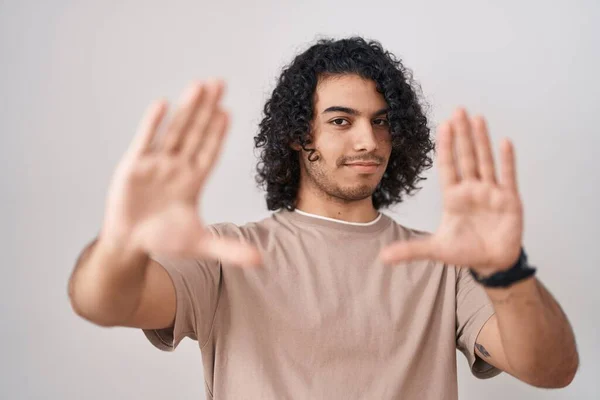 Латиноамериканец Вьющимися Волосами Стоящий Белом Фоне Делая Рамку Руками Пальцами — стоковое фото