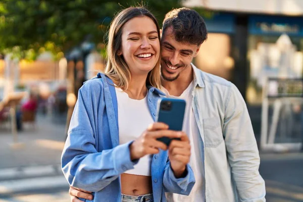 Junger Mann Und Junge Frau Lächeln Selbstbewusst Mit Smartphone Auf — Stockfoto