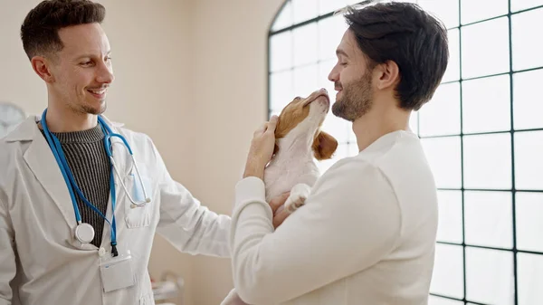 Två Män Petting Hund Och Talar Veterinärkliniken — Stockfoto