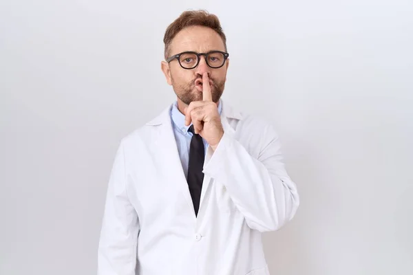 Sakallı Beyaz Önlüklü Orta Yaşlı Bir Doktor Sessiz Olmak Istiyor — Stok fotoğraf