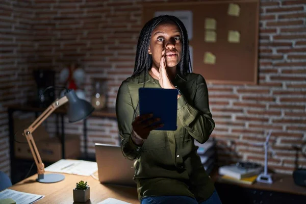 Junge Afroamerikaner Mit Zöpfen Arbeiten Büro Der Nacht Hand Auf — Stockfoto