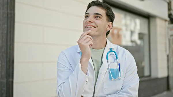 Genç Spanyol Doktor Hastanede Kendinden Emin Bir Şekilde Gülümsüyor — Stok fotoğraf