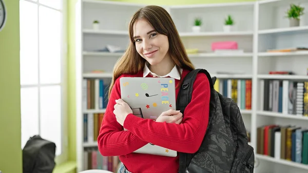 Junge Hispanische Studentin Lächelt Selbstbewusst Und Umarmt Laptop Der Bibliothek — Stockfoto