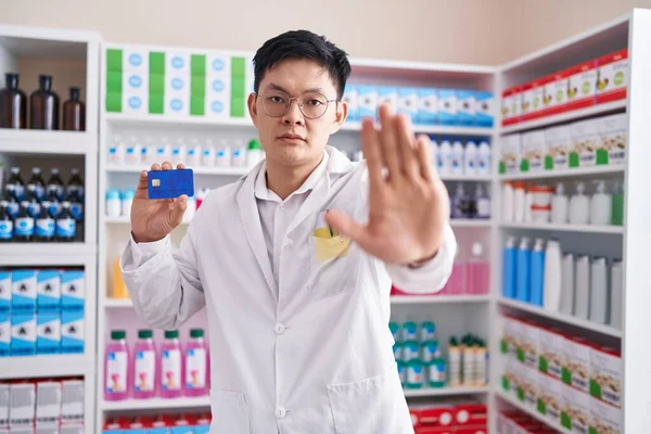 Mladý Asijský Muž Pracující Lékárně Kreditní Kartou Otevřenou Rukou Dělá — Stock fotografie