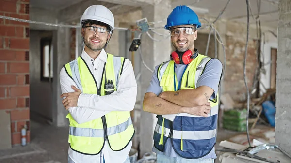 Två Män Byggare Ler Tryggt Stående Med Armarna Korsade Gest — Stockfoto