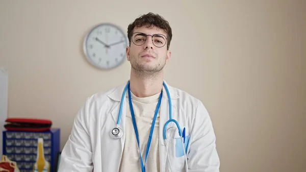 Junger Hispanischer Arzt Steht Mit Ernster Miene Klinik — Stockfoto