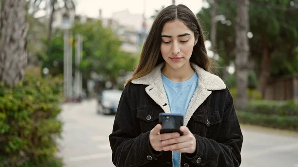 Genç Güzel Spanyol Bir Kadın Parkta Akıllı Telefon Kullanıyor — Stok fotoğraf
