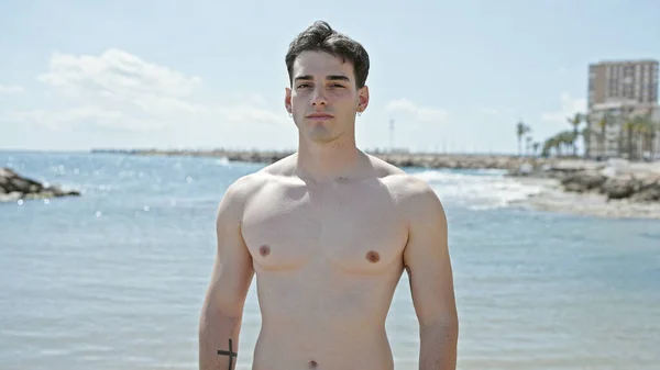 Jonge Spaanse Man Toerist Staat Met Ontspannen Uitdrukking Het Strand — Stockfoto