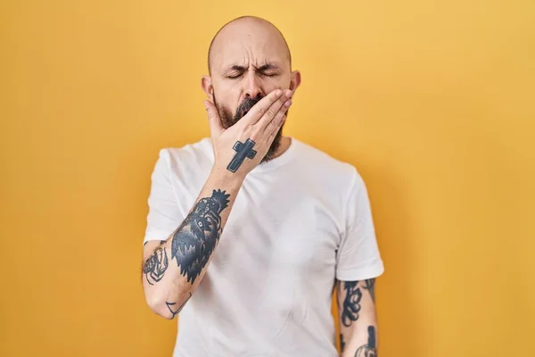 Young Hispanic Man Tattoos Standing Yellow Background Bored Yawning Tired — Stock Photo, Image