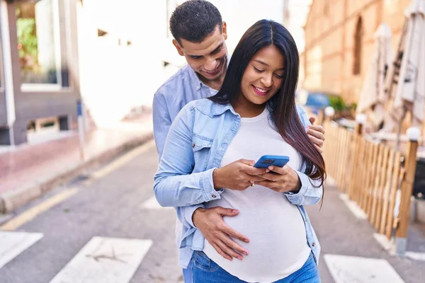 Joven Pareja Latina Esperando Bebé Usando Smartphone Calle — Foto de Stock