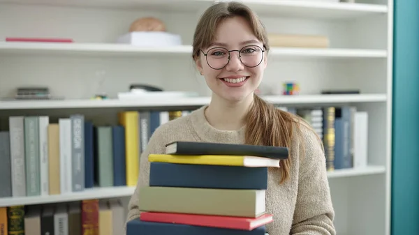 Junge Blonde Studentin Lächelt Selbstbewusst Und Hält Bücher Der Bibliothek — Stockfoto