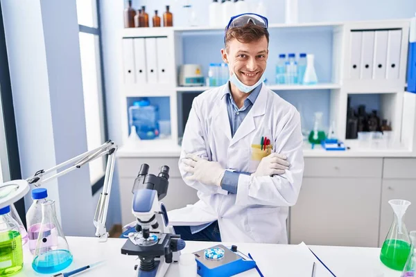 Blanke Man Werkt Het Laboratorium Gelukkig Gezicht Glimlachend Met Gekruiste — Stockfoto