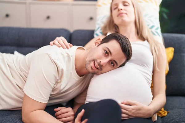 Muž Žena Pár Poslech Baby Zvuk Sedí Pohovce Doma — Stock fotografie