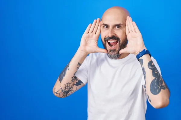 Spaanse Man Met Tatoeages Blauwe Achtergrond Lachend Vrolijk Kijkend Naar — Stockfoto