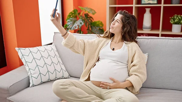 Mladá Těhotná Žena Fotit Selfie Smartphone Sedí Pohovce Doma — Stock fotografie