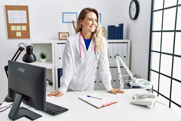 Young Woman Wearing Doctor Uniform Smiling Confident Standing Clinic — Stockfoto