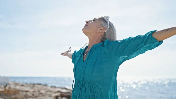 中世灰色の髪の女性はビーチで腕を開いて呼吸 — ストック写真