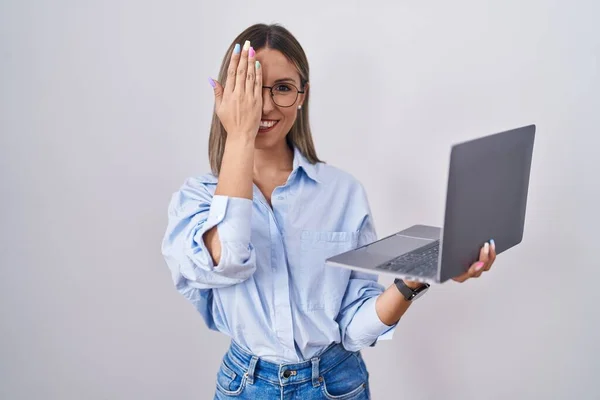 Mujer Joven Trabajando Con Computadora Portátil Que Cubre Ojo Con — Foto de Stock