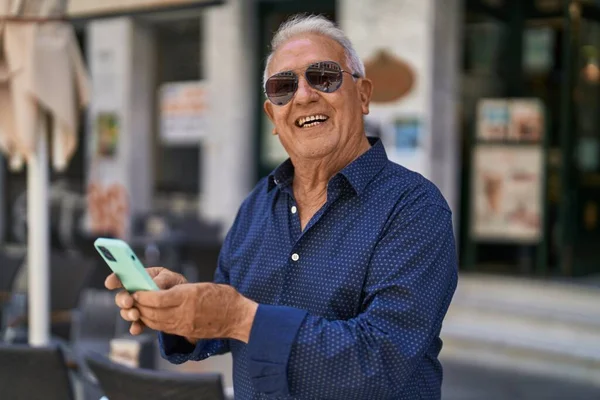 Senior Uomo Dai Capelli Grigi Sorridente Fiducioso Utilizzando Smartphone Strada — Foto Stock